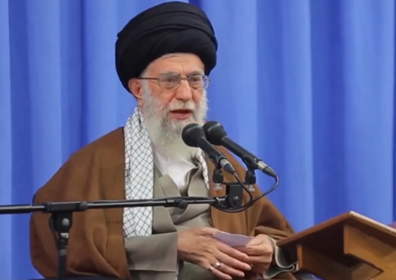 „Leesünk a székről”, ha Hámenei valaha még élő adásban jelentkezik