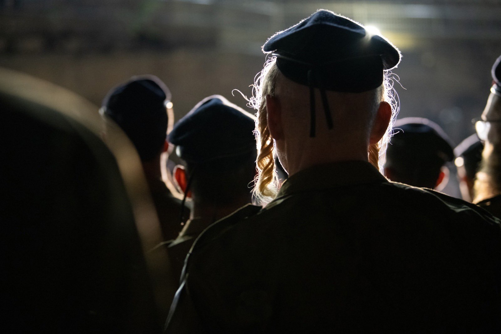 A hadsereg kiáll a női harcosok és a haredik mellett