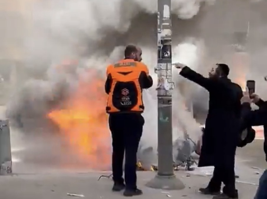 Drámai mentőakció Bnei Brakban: katonanőket üldözött a haredi tömeg