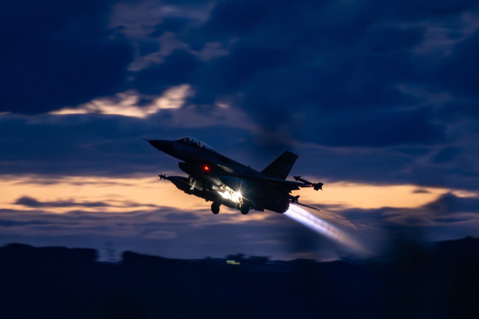 Izrael támadásban, de Irán is