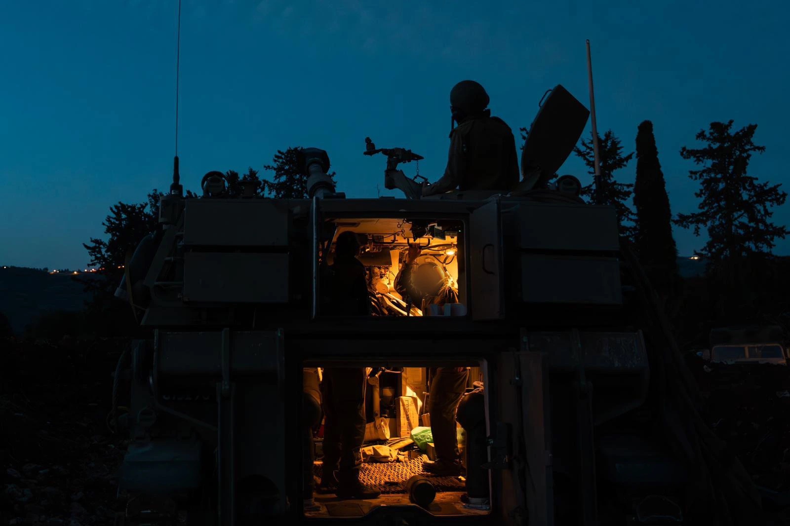 Irán támad és támadás alatt, miközben vezetői nyilvánosan mutatkoznak