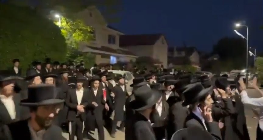 Ultraortodox tüntetés Szolberg bíró házánál horogkeresztes izraeli zászlóval