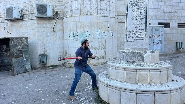 A hadsereget átverve rombolta le terroristák emlékművét egy képviselő...